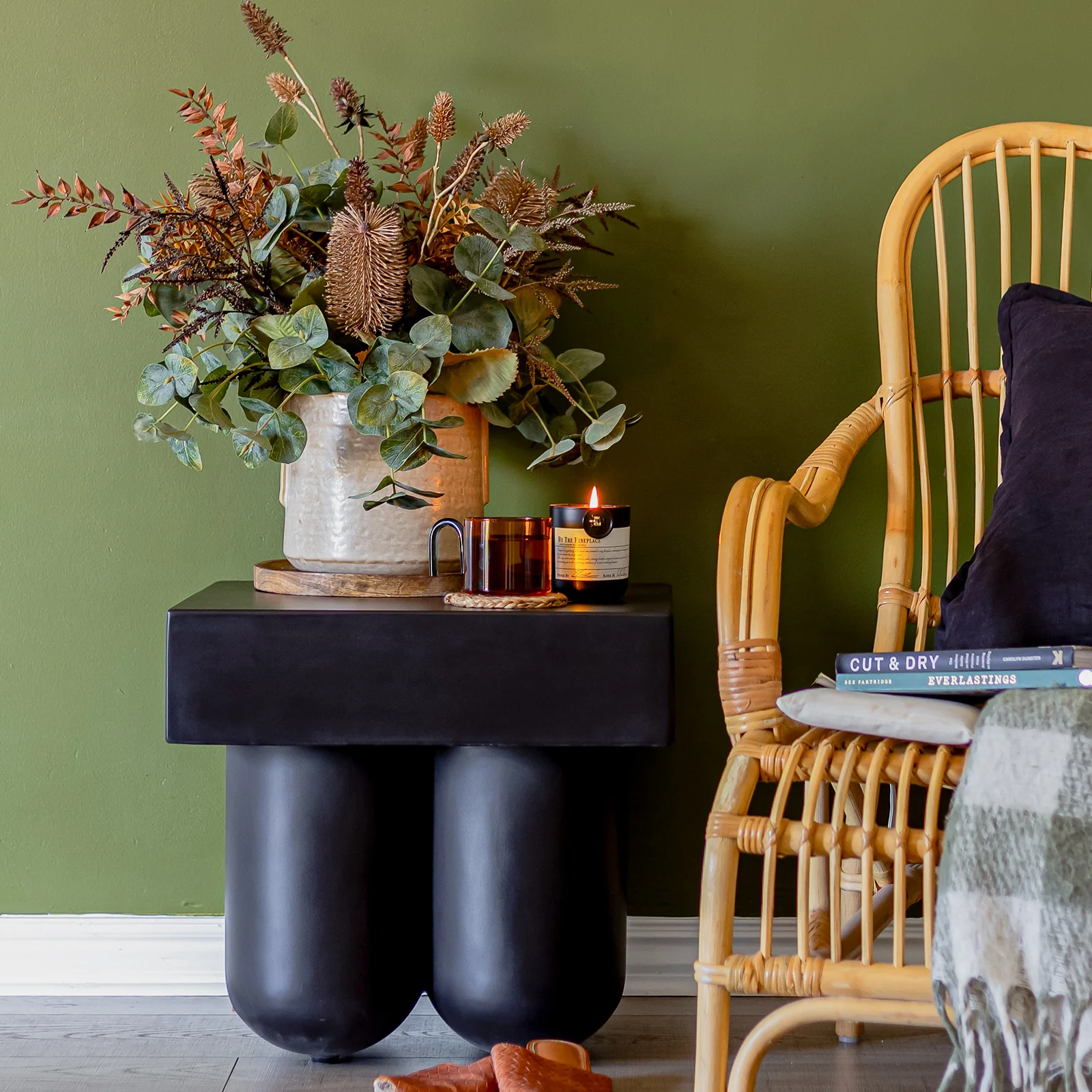 Rissa Curved Outdoor Concrete Side Table in Black - Image 4